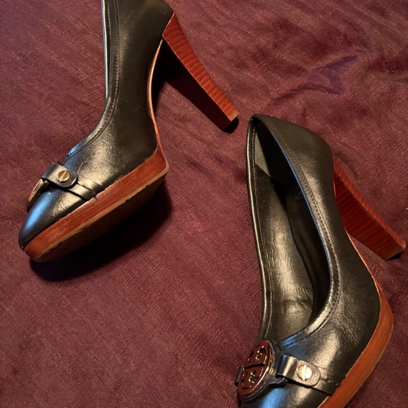 New Tory Burch Leather Pumps with Gold Detail and Wooden Bottom - Picture 7 of 12